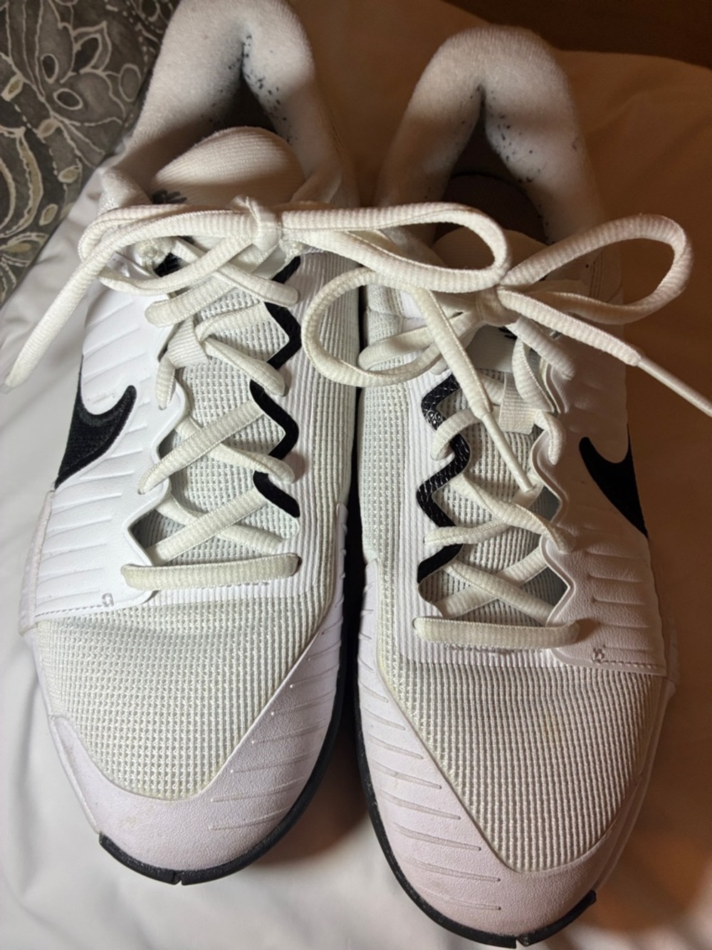 Nike White and Black Low-Top‎ Lace-Up Sneakers - Picture 4 of 6